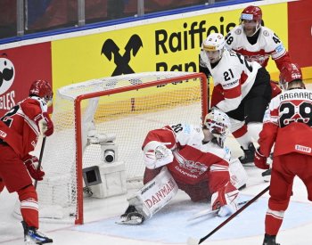 Švýcarští hokejisté rozdrtili Dánsko 8:0 a postoupili do čtvrtfinále MS