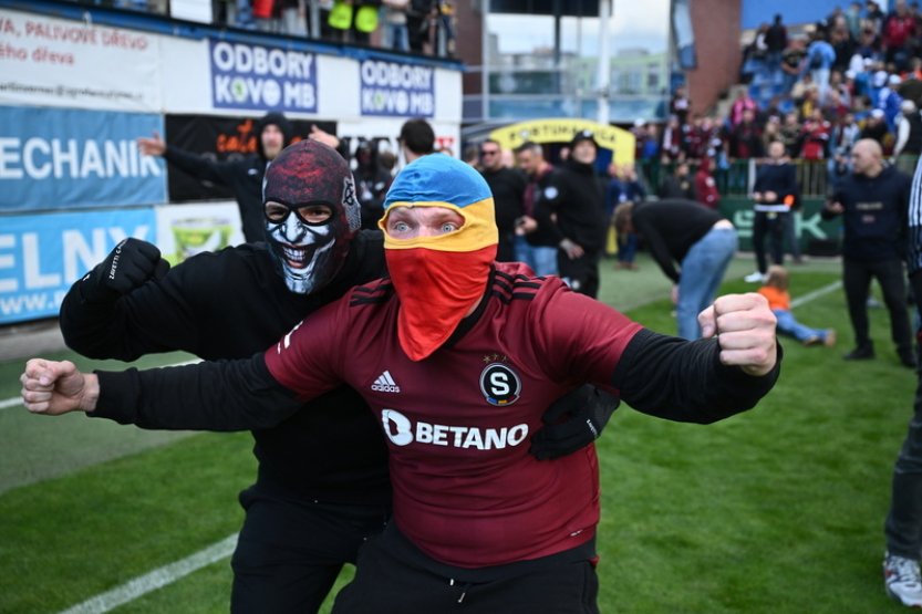 Fanoušci Sparty ovládli boleslavský stadion, na hřiště se jich ale moc nedostalo