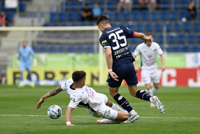 Fotbalisté Slavie zvítězili 2:1 na Slovácku, ligový titul ale obhájila Sparta
