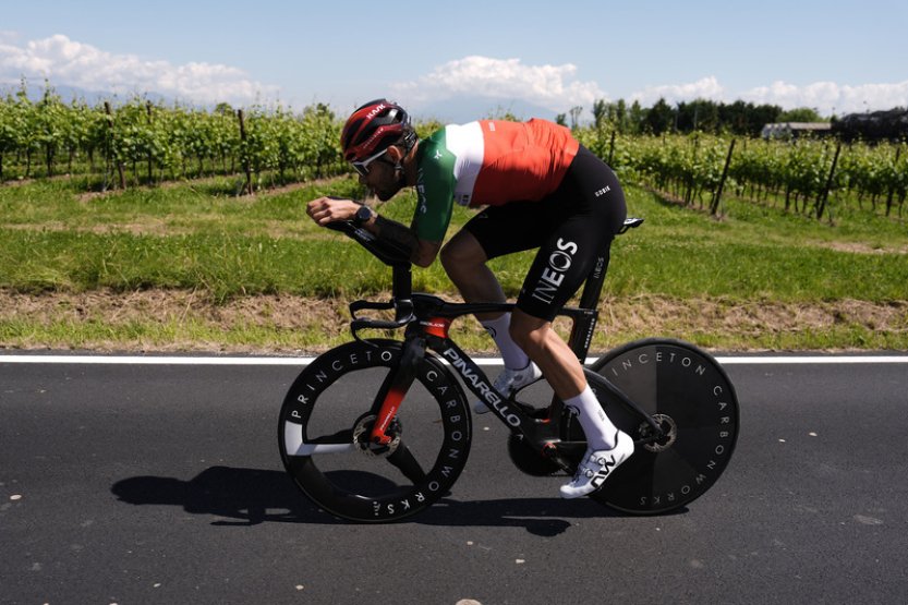 Ganna oplatil v druhé časovce na Giru porážku Pogačarovi, jenž zvýšil vedení