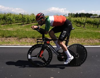 Ganna oplatil v druhé časovce na Giru porážku Pogačarovi, jenž zvýšil vedení