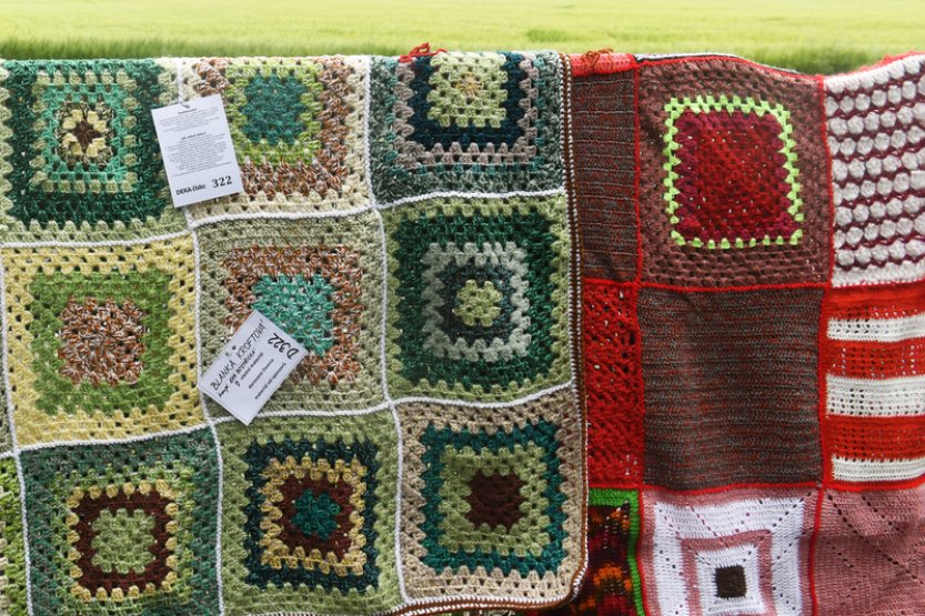 Prodej dek uháčkovaných dobrovolníky vynesl na Plzeňsku statisíce pro hospic