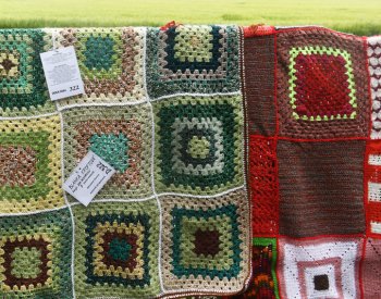 Prodej dek uháčkovaných dobrovolníky vynesl na Plzeňsku statisíce pro hospic