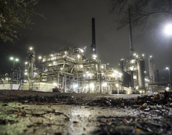 Rafinerie v ruském Slavjansku přerušila po ukrajinském útoku provoz