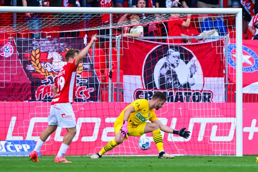 Fotbalisté Pardubic díky hattricku Krobota porazili Karvinou a vyhnuli se baráži