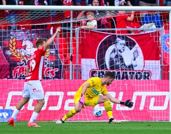 Fotbalisté Pardubic díky hattricku Krobota porazili Karvinou a vyhnuli se baráži