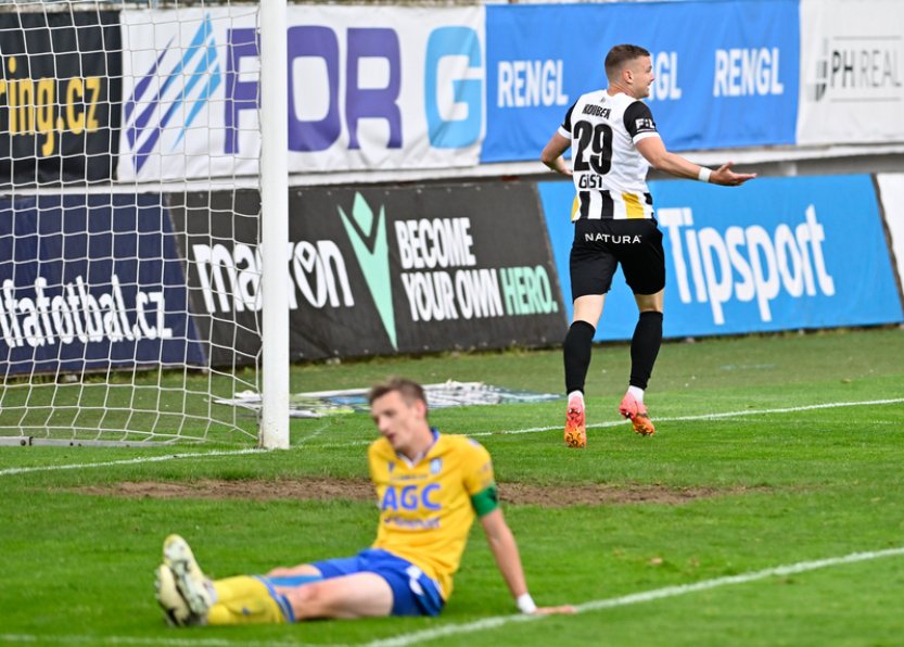 Fotbalisté Hradce na úvod finále skupiny o Evropu vyhráli v Teplicích 1:0