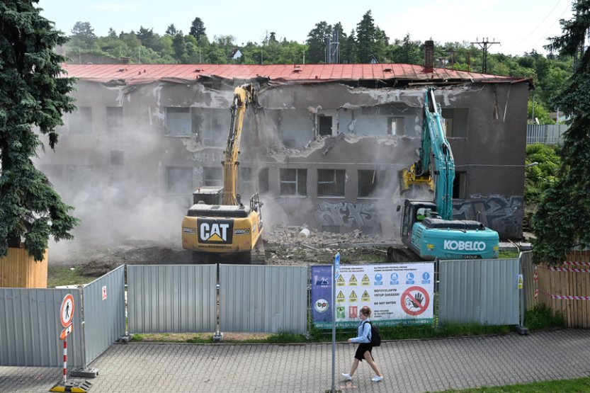 Dělníci začali bourat výpravní budovu královopolského nádraží v Brně