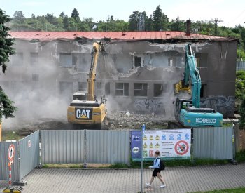 Dělníci začali bourat výpravní budovu královopolského nádraží v Brně