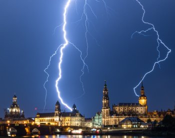 Po zásahu blesku museli v Drážďanech dva lidi oživovat, zraněných je deset