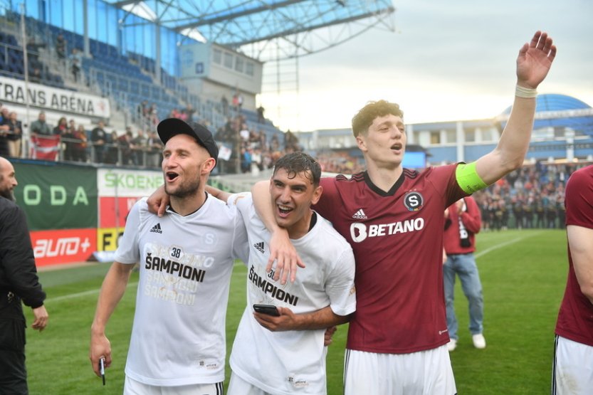 Kapitán Sparty Krejčí podepsal kontroverzní dres, od rasismu se poté distancoval