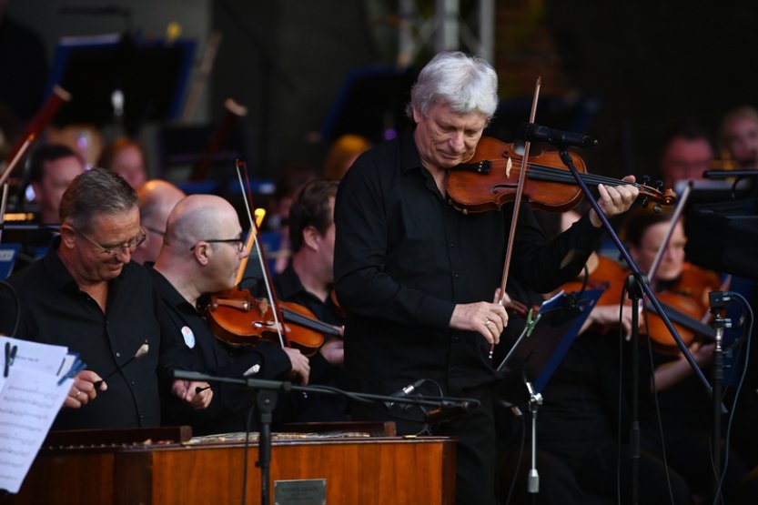 Koncert proti sloučení filharmonie s divadlem v Olomouci podpořilo na 2500 lidí
