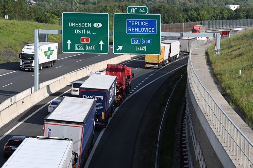 Kolony na D8 stály ráno ke sjezdu u Teplic, pomalu se rozjíždějí
