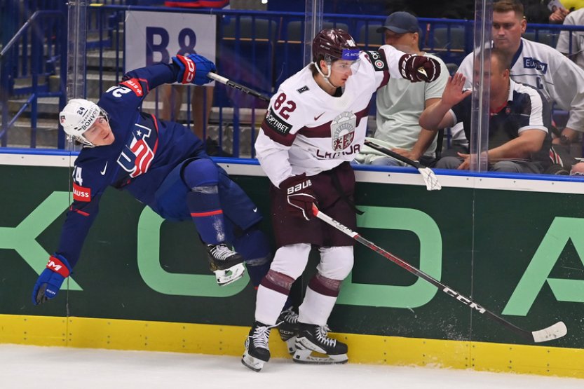 Hokejisté USA porazili Lotyšsko a jsou druzí, obhájci bronzu končí