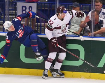 Hokejisté USA porazili Lotyšsko a jsou druzí, obhájci bronzu končí