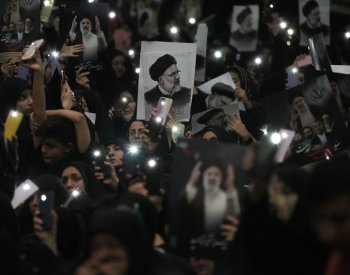 Íránci se loučí s prezidentem Raísím, obřad zahájil Chameneí