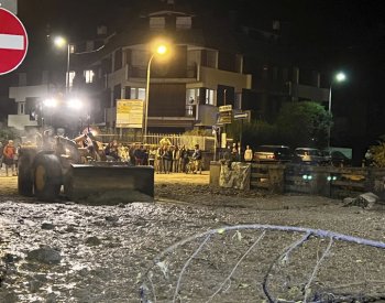 Město v italských Alpách zasáhla vlna vody a bahna