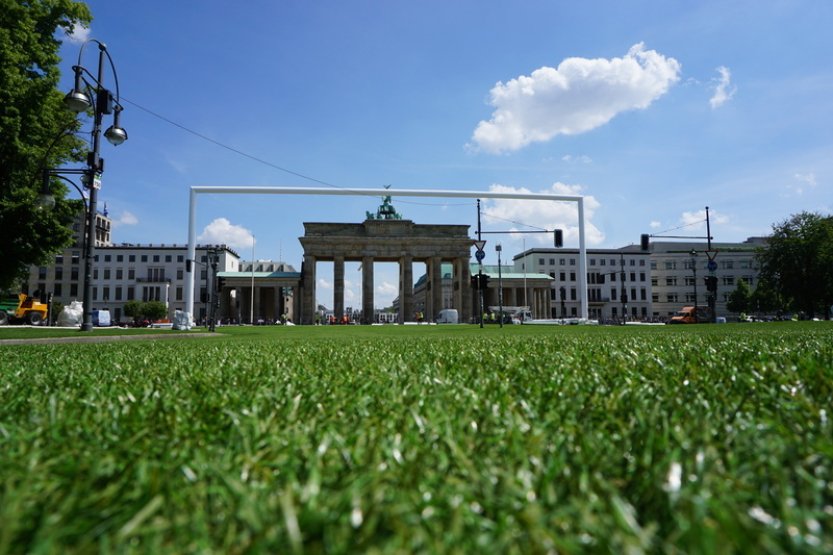 Berlín fotbalové fanoušky uvítá obří fotbalovou bránou a umělým trávníkem