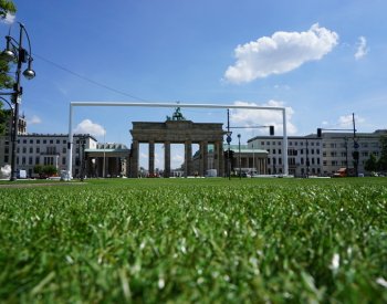 Berlín fotbalové fanoušky uvítá obří fotbalovou bránou a umělým trávníkem
