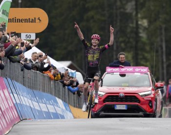 Hirt dojel v horské etapě Gira 9., Pogačar při výhře Steinhausera zvýšil náskok