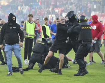 Po finále poháru v Plzni zasahovali na trávníku policejní těžkooděnci