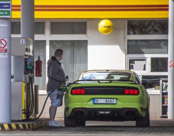 Paliva v Česku zlevnila, nafta stojí nejméně za více než čtvrtrok