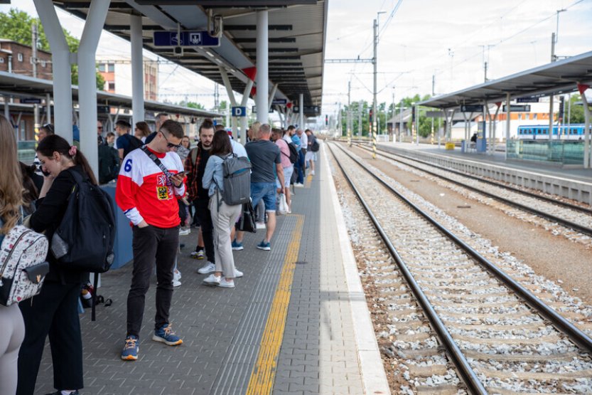 Vlak pro fanoušky hokeje vyjel z Ostravy téměř prázdný, v Olomouci se zaplnil