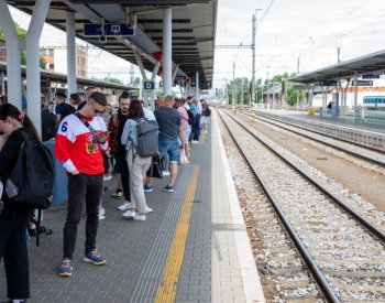 Vlak pro fanoušky hokeje vyjel z Ostravy téměř prázdný, v Olomouci se zaplnil
