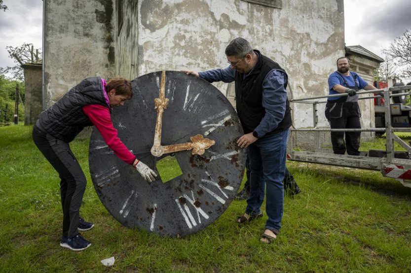 Výrobce po 122 letech opraví věžní hodiny kostela v Křižanech na Liberecku