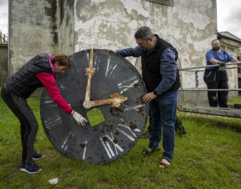 Výrobce po 122 letech opraví věžní hodiny kostela v Křižanech na Liberecku