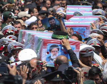 V íránském Mašhadu byl pohřben prezident Raísí, zahynul při havárii vrtulníku