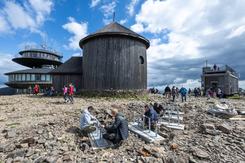 Na Sněžce vznikají lavičky, materiál dopravil na vrchol vrtulník