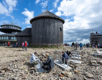 Na Sněžce vznikají lavičky, materiál dopravil na vrchol vrtulník