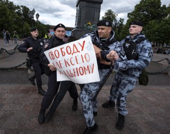 Ruská policie pozatýkala lidi, kteří vyjádřili podporu Navalnému