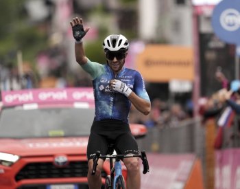 Devatenáctou etapu Gira vyhrál Vendrame, favorité se šetřili na sobotu