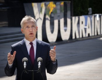 Stoltenberg: Spojenci by měli přehodnotit omezení pro zbraně dodané Ukrajině