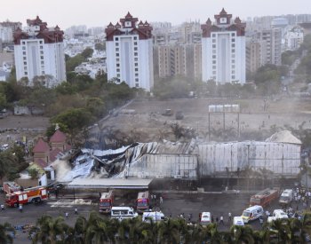 Nejméně 24 lidí přišlo o život při požáru v zábavním centru na západě Indie