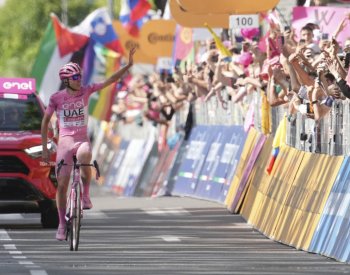 Pogačar si dalším sólovým únikem pojistil vítězství na Giru, Hirt je osmý