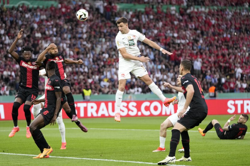 Schick, Hložek a Kovář slaví v Německu double, s Leverkusenem vyhráli i pohár