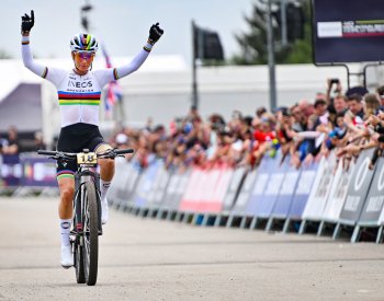 Závod SP bikerek v Novém Městě na Moravě vyhrála Ferrandová-Prévotová