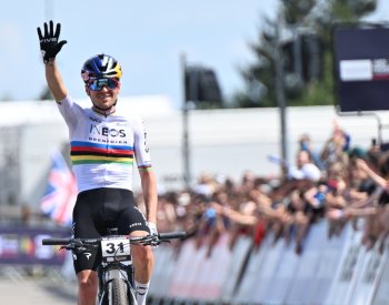 Brit Pidcock počtvrté za sebou vyhrál závod SP bikerů v Novém Městě