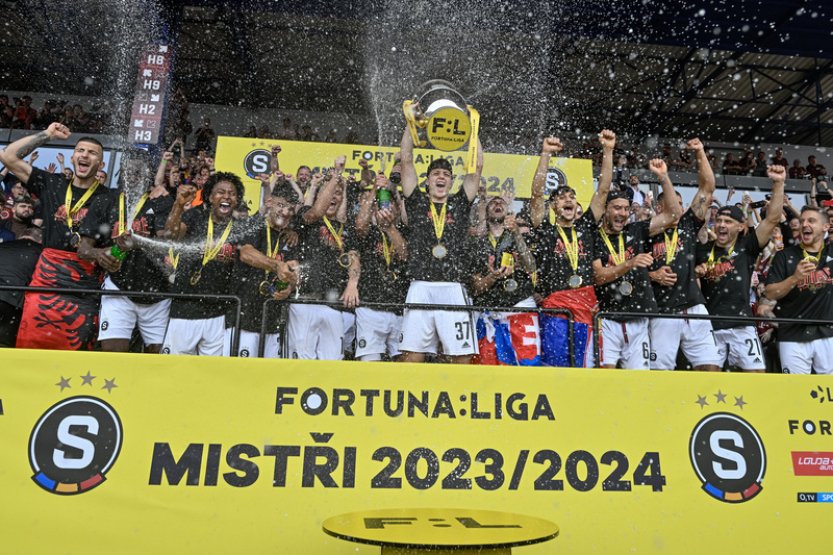 Fotbalisté Sparty převzali pohár, s fanoušky slaví na Letenské pláni