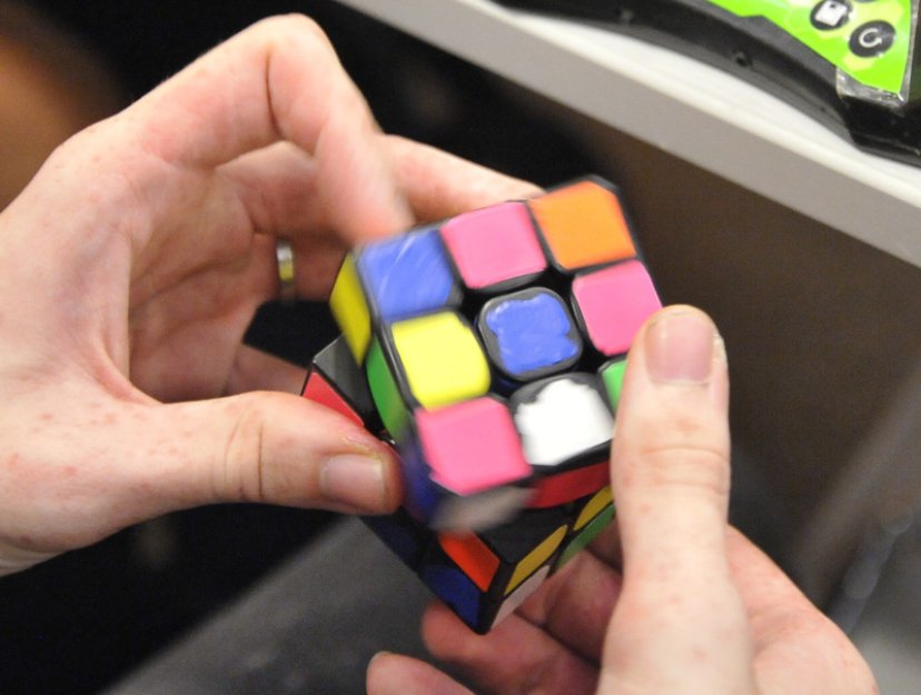 Robot složil Rubikovu kostku za 0,305 vteřiny v novém světovém rekordu