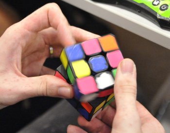 Robot složil Rubikovu kostku za 0,305 vteřiny v novém světovém rekordu