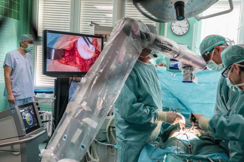 Vojenská nemocnice Brno při operaci poprvé vyzkoušela satelitní most s Prahou