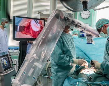 Vojenská nemocnice Brno při operaci poprvé vyzkoušela satelitní most s Prahou