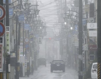 Na Japonsko udeřila tropická bouře Lan, stovky letů byly zrušeny