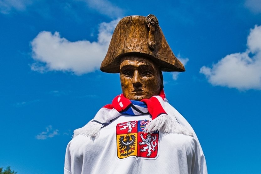 Sochu Napoleona oblékli v Bedřichovicích do českého dresu s Dostálovou jmenovkou