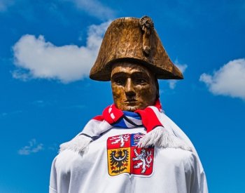 Sochu Napoleona oblékli v Bedřichovicích do českého dresu s Dostálovou jmenovkou