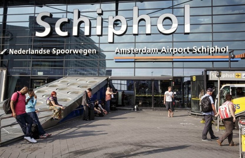 Na letišti Schiphol v Amsterodamu zemřel člověk v běžícím motoru letadla